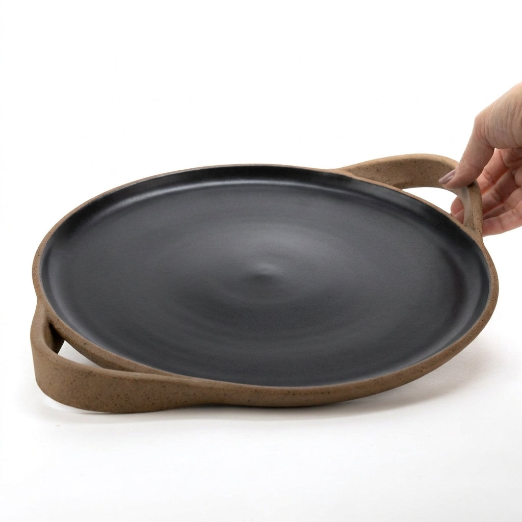 Bandeja redonda com alça em cerâmica artesanal — tamanho 32cm, argila Cappuccino, esmalte Preto Acetinado