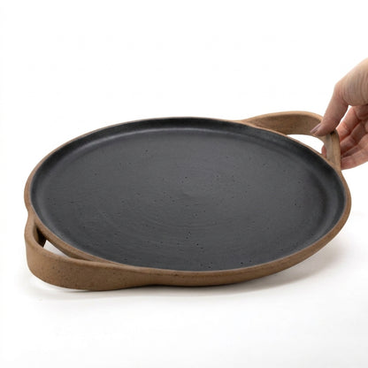 Bandeja redonda com alça em cerâmica artesanal — tamanho 32cm, argila Cappuccino, esmalte Preto Ébano