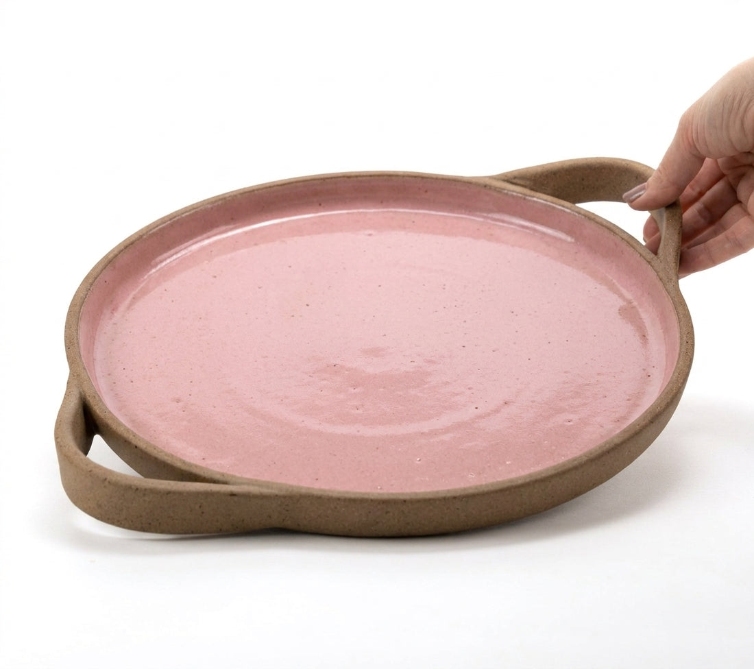 Bandeja redonda com alça em cerâmica artesanal — tamanho 32cm, argila Cappuccino, esmalte Rosa Barbie