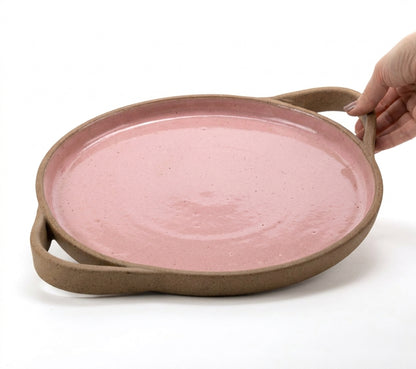 Bandeja redonda com alça em cerâmica artesanal — tamanho 32cm, argila Cappuccino, esmalte Rosa Barbie