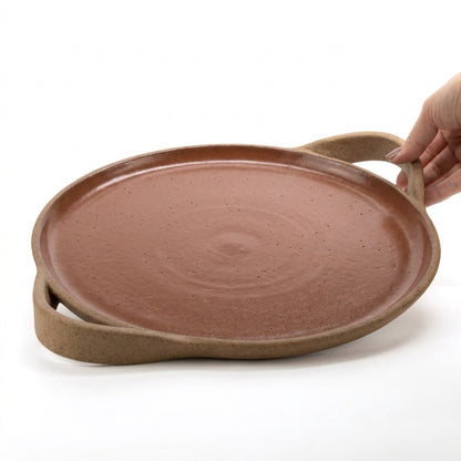 Bandeja redonda com alça em cerâmica artesanal — tamanho 32cm, argila Cappuccino, esmalte Sol de Terracota