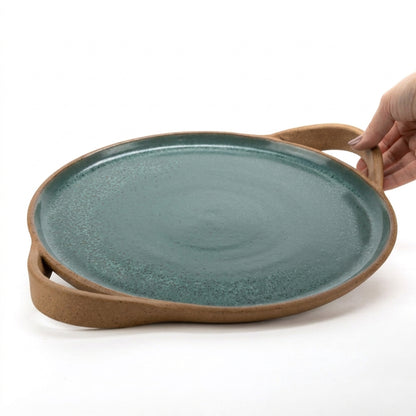 Bandeja redonda com alça em cerâmica artesanal — tamanho 32cm, argila Cappuccino, esmalte Verde Exército