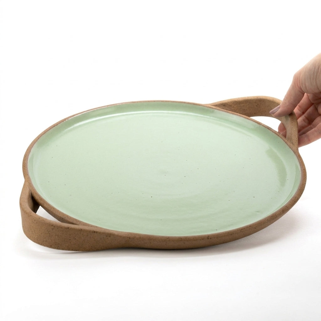 Bandeja redonda com alça em cerâmica artesanal — tamanho 32cm, argila Cappuccino, esmalte Verde Menta