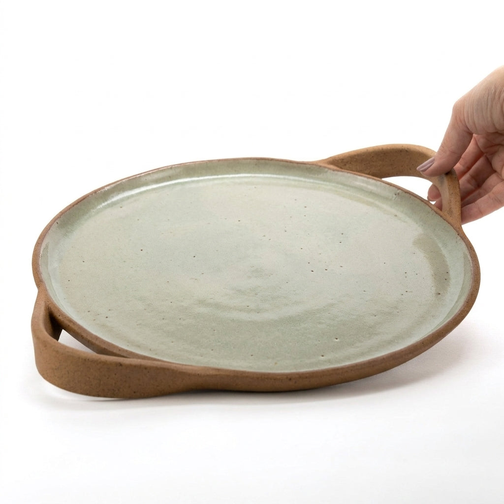 Bandeja redonda com alça em cerâmica artesanal — tamanho 32cm, argila Cappuccino, esmalte Verde Pompeia