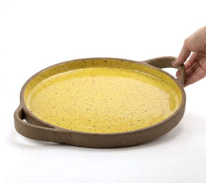 Bandeja redonda com alça em cerâmica artesanal — tamanho 32cm, argila Flocos, esmalte Amarelo Intenso