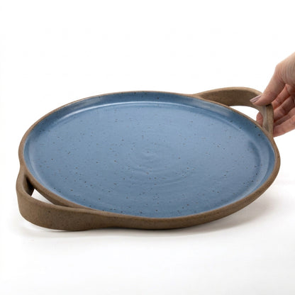 Bandeja redonda com alça em cerâmica artesanal — tamanho 32cm, argila Flocos, esmalte Azul Safira