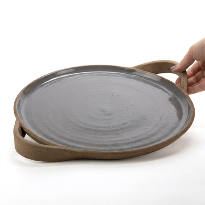 Bandeja redonda com alça em cerâmica artesanal — tamanho 32cm, argila Flocos, esmalte Grafite