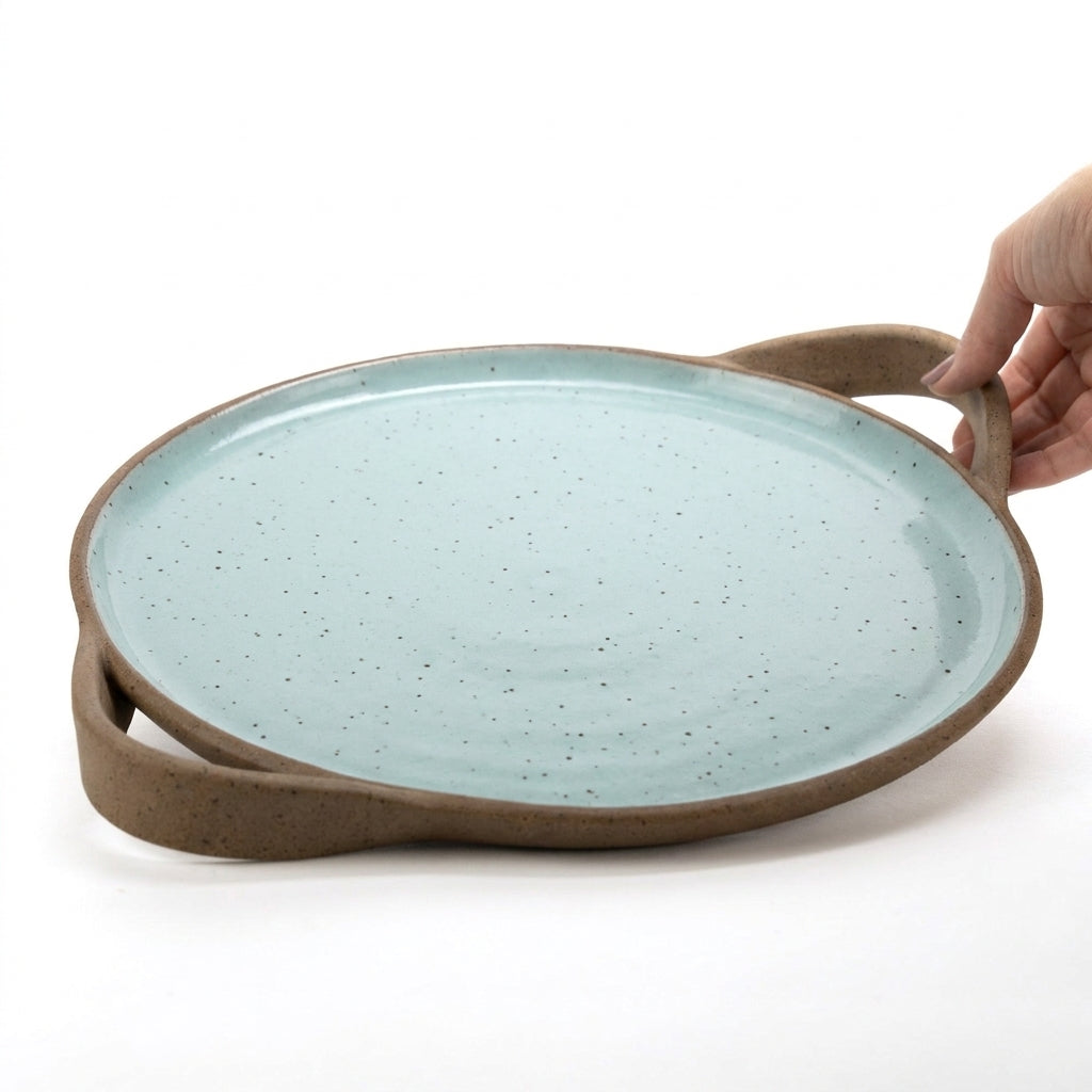 Bandeja redonda com alça em cerâmica artesanal — tamanho 32cm, argila Flocos, esmalte Jujuba