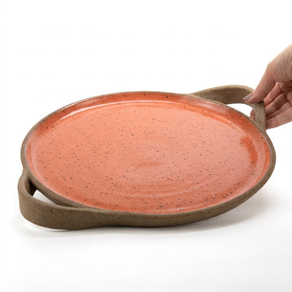 Bandeja redonda com alça em cerâmica artesanal — tamanho 32cm, argila Flocos, esmalte Laranja Intenso