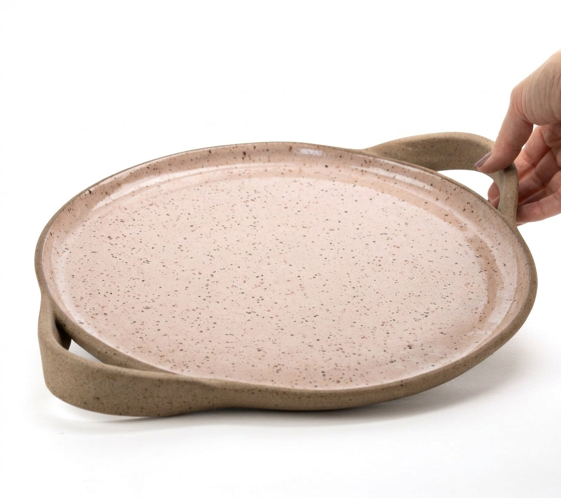 Bandeja redonda com alça em cerâmica artesanal — tamanho 32cm, argila Flocos, esmalte Nude