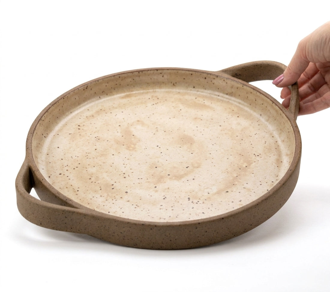 Bandeja redonda com alça em cerâmica artesanal — tamanho 32cm, argila Flocos, esmalte Pedra Sabão