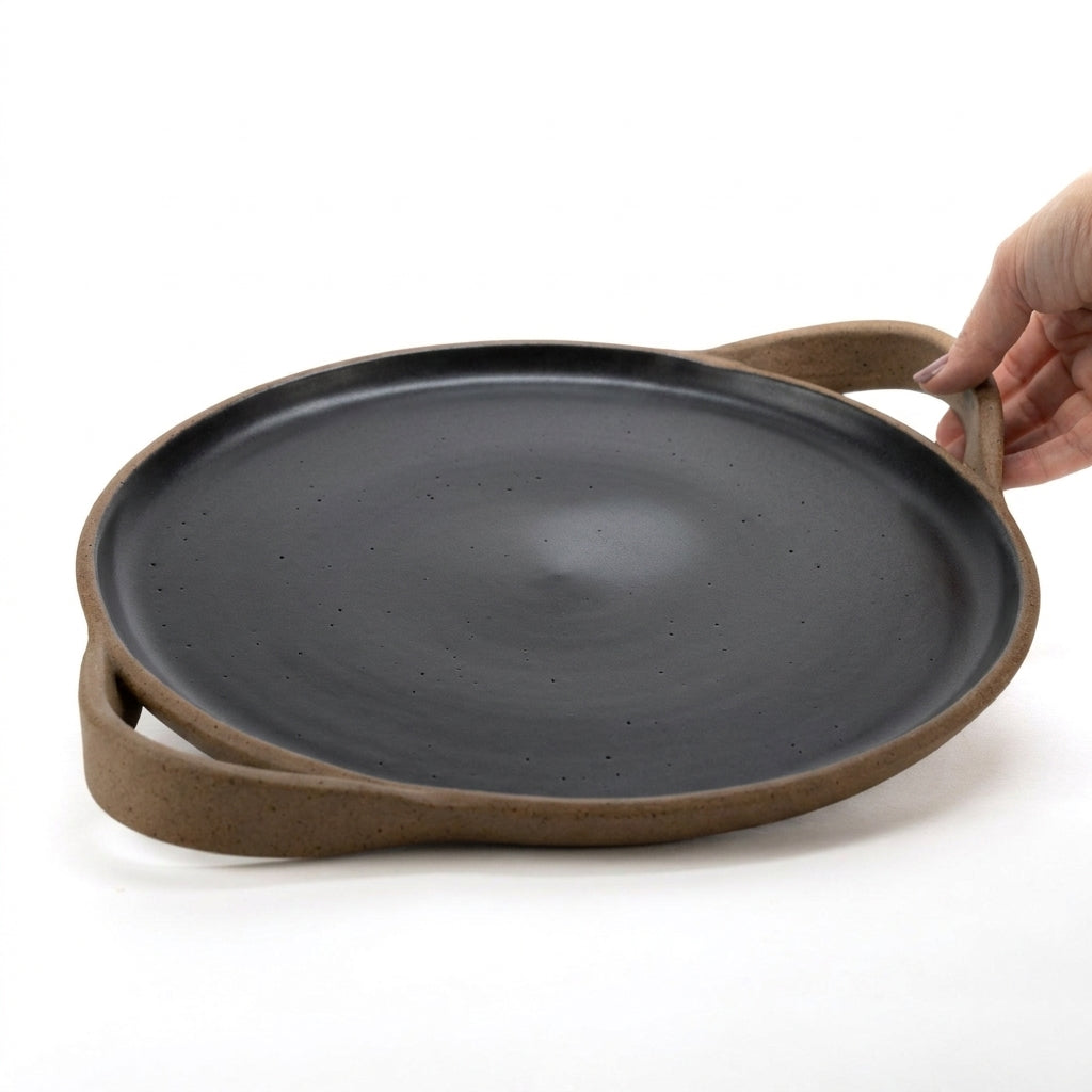 Bandeja redonda com alça em cerâmica artesanal — tamanho 32cm, argila Flocos, esmalte Preto Ébano