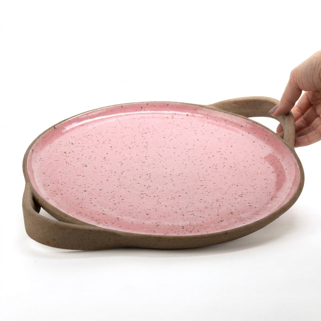 Bandeja redonda com alça em cerâmica artesanal — tamanho 32cm, argila Flocos, esmalte Rosa Barbie