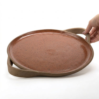 Bandeja redonda com alça em cerâmica artesanal — tamanho 32cm, argila Flocos, esmalte Sol de Terracota
