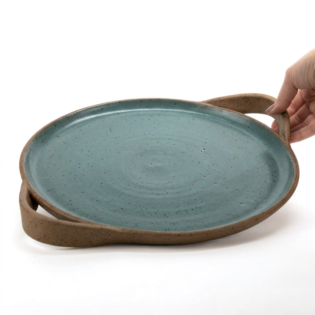 Bandeja redonda com alça em cerâmica artesanal — tamanho 32cm, argila Flocos, esmalte Verde Exército