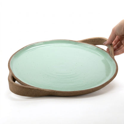 Bandeja redonda com alça em cerâmica artesanal — tamanho 32cm, argila Flocos, esmalte Verde Menta