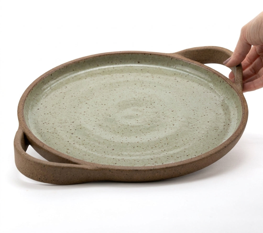 Bandeja redonda com alça em cerâmica artesanal — tamanho 32cm, argila Flocos, esmalte Verde Pompeia