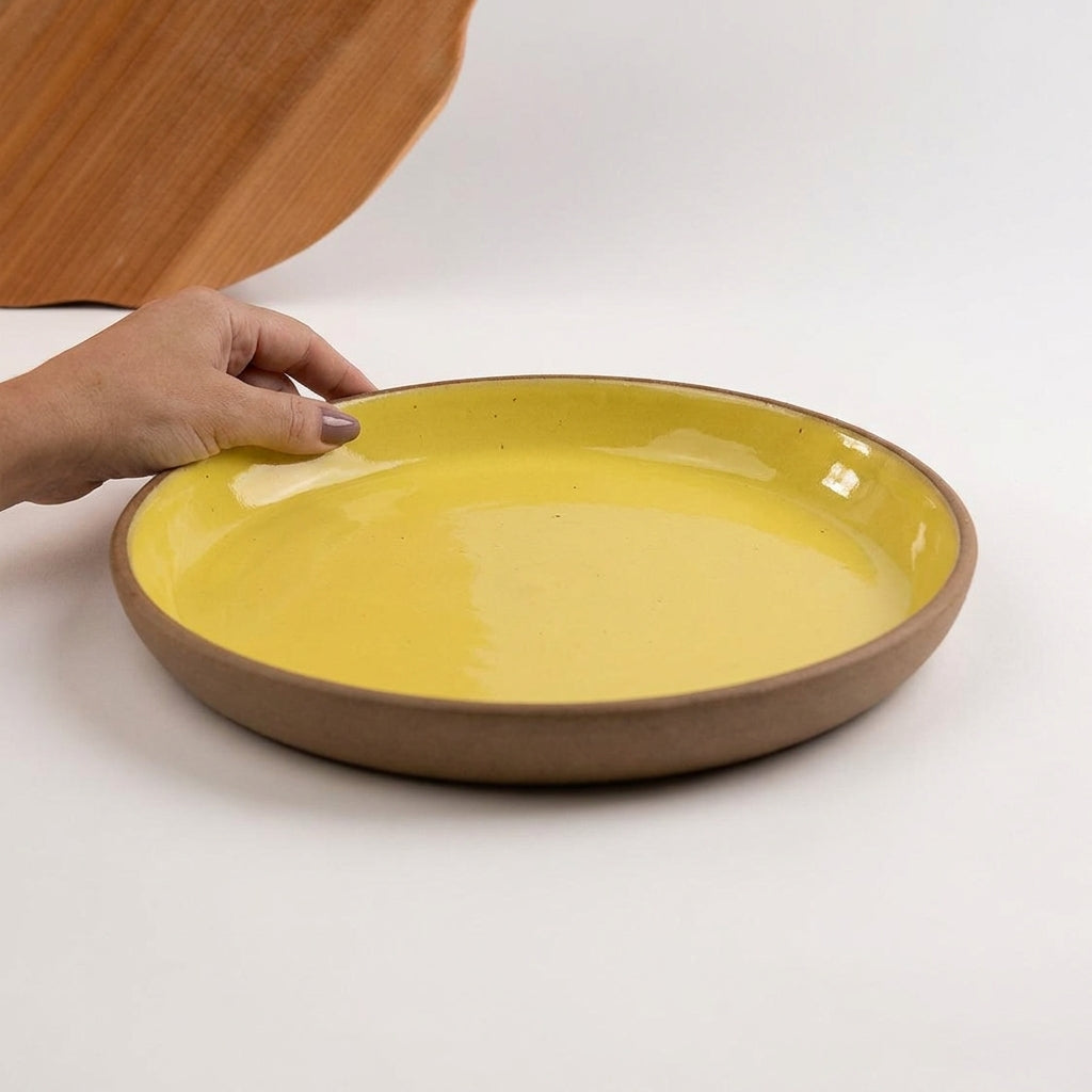 Bandeja redonda sem alça em cerâmica artesanal — tamanho 28CM, argila Cappuccino, esmalte Amarelo Intenso