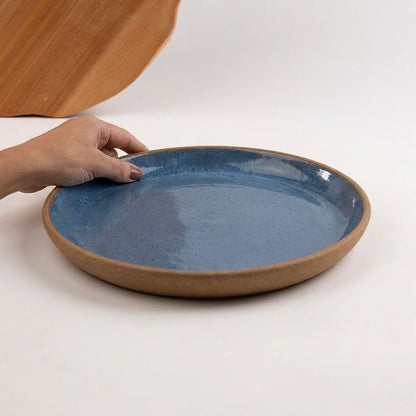 Bandeja redonda sem alça em cerâmica artesanal — tamanho 28CM, argila Cappuccino, esmalte Azul Safira