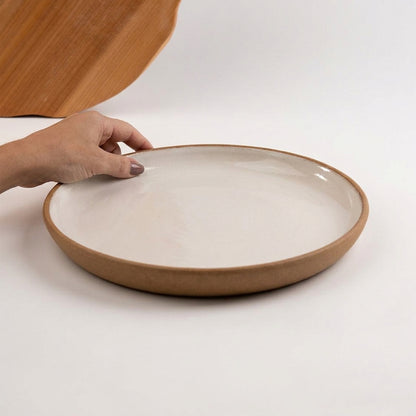 Bandeja redonda sem alça em cerâmica artesanal — tamanho 28CM, argila Cappuccino, esmalte Branco AMME