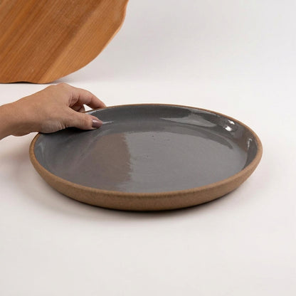 Bandeja redonda sem alça em cerâmica artesanal — tamanho 28CM, argila Cappuccino, esmalte Grafite