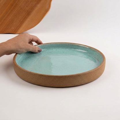 Bandeja redonda sem alça em cerâmica artesanal — tamanho 28CM, argila Cappuccino, esmalte Jujuba