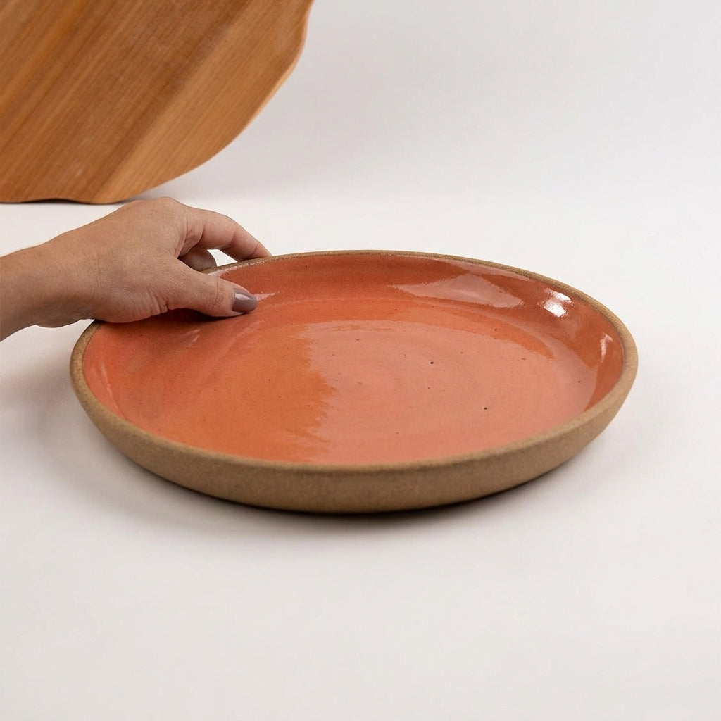 Bandeja redonda sem alça em cerâmica artesanal — tamanho 28CM, argila Cappuccino, esmalte Laranja Intenso