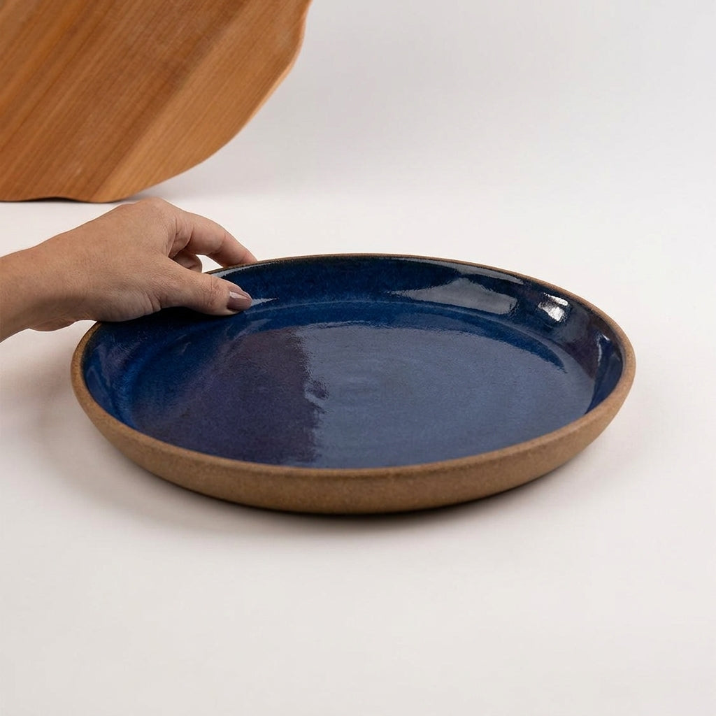 Bandeja redonda sem alça em cerâmica artesanal — tamanho 28CM, argila Cappuccino, esmalte Lazuli
