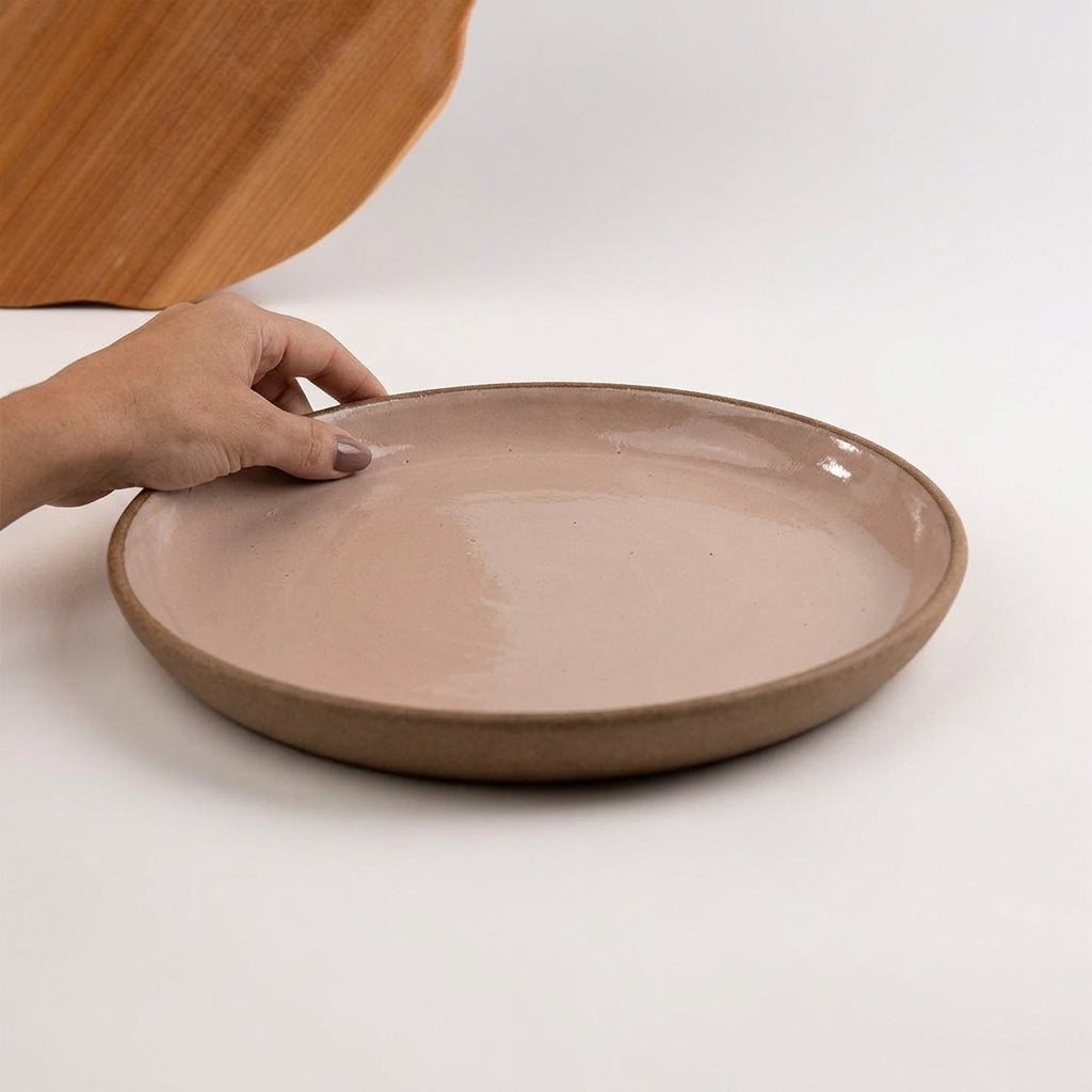 Bandeja redonda sem alça em cerâmica artesanal — tamanho 28CM, argila Cappuccino, esmalte Nude