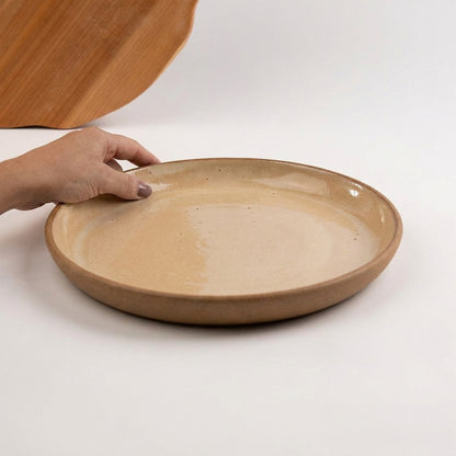 Bandeja redonda sem alça em cerâmica artesanal — tamanho 28CM, argila Cappuccino, esmalte Pedra Sabão
