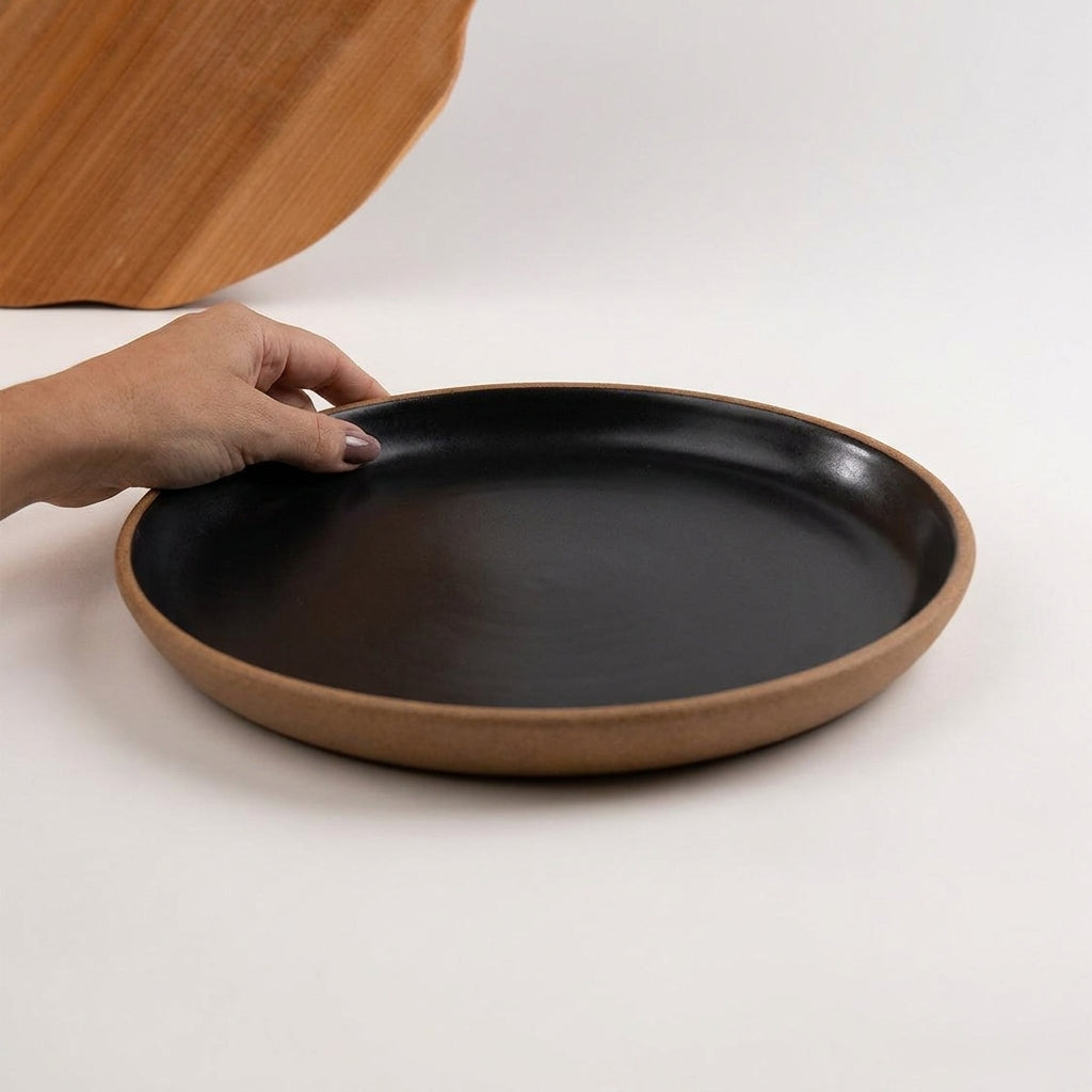 Bandeja redonda sem alça em cerâmica artesanal — tamanho 28CM, argila Cappuccino, esmalte Preto Acetinado