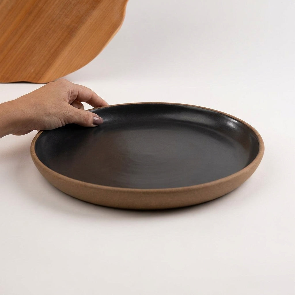 Bandeja redonda sem alça em cerâmica artesanal — tamanho 28CM, argila Cappuccino, esmalte Preto Ébano