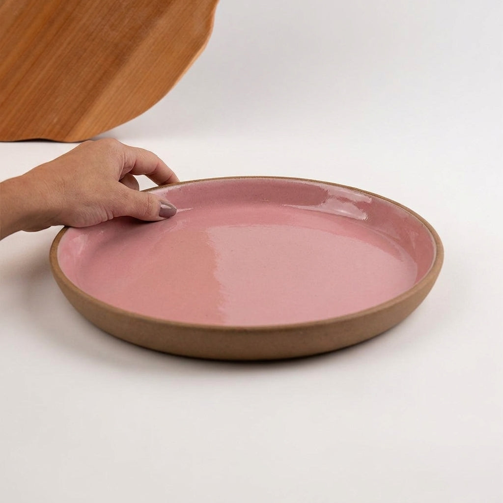 Bandeja redonda sem alça em cerâmica artesanal — tamanho 28CM, argila Cappuccino, esmalte Rosa Barbie