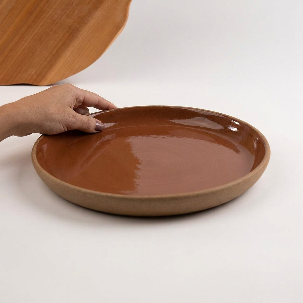 Bandeja redonda sem alça em cerâmica artesanal — tamanho 28CM, argila Cappuccino, esmalte Sol de Terracota