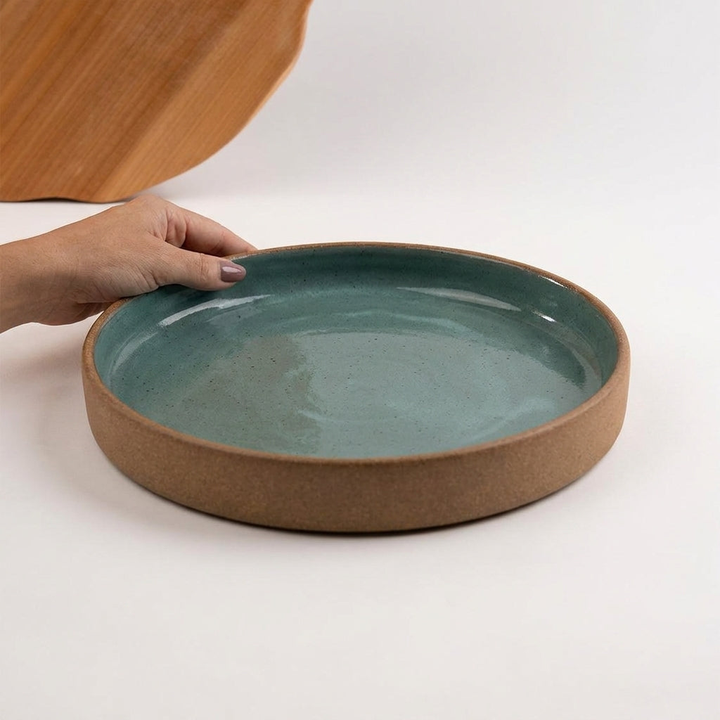 Bandeja redonda sem alça em cerâmica artesanal — tamanho 28CM, argila Cappuccino, esmalte Verde Exército