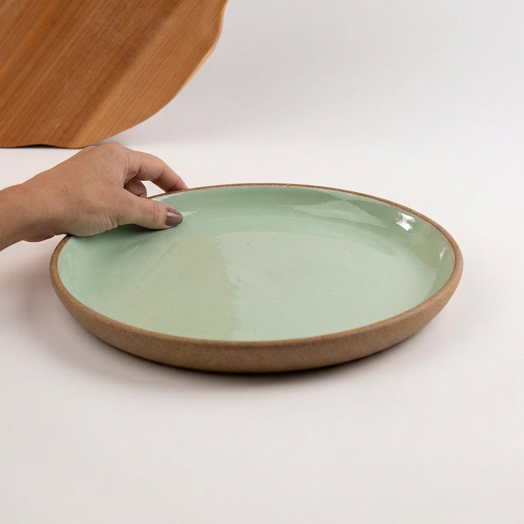 Bandeja redonda sem alça em cerâmica artesanal — tamanho 28CM, argila Cappuccino, esmalte Verde Menta