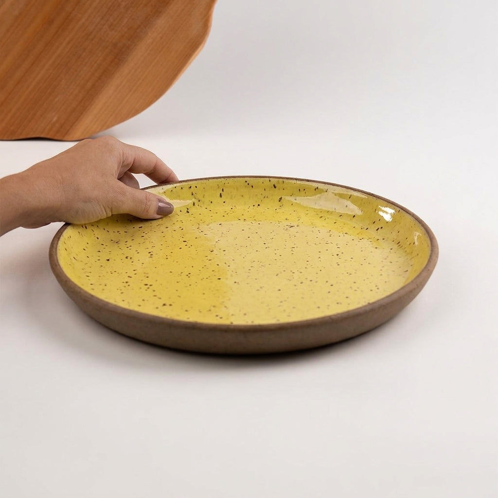 Bandeja redonda sem alça em cerâmica artesanal — tamanho 28CM, argila Flocos, esmalte Amarelo Intenso