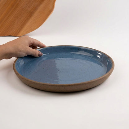 Bandeja redonda sem alça em cerâmica artesanal — tamanho 28CM, argila Flocos, esmalte Azul Safira