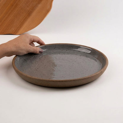 Bandeja redonda sem alça em cerâmica artesanal — tamanho 28CM, argila Flocos, esmalte Grafite