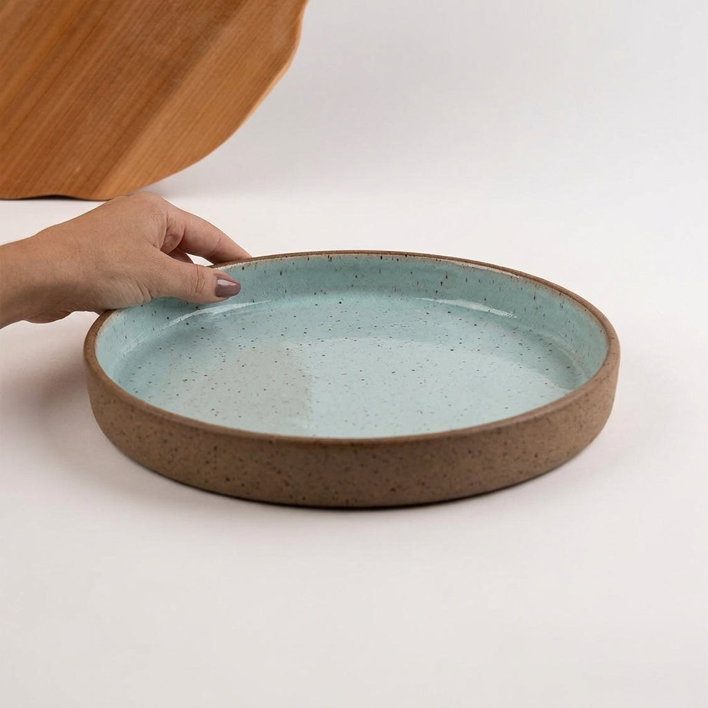 Bandeja redonda sem alça em cerâmica artesanal — tamanho 28CM, argila Flocos, esmalte Jujuba