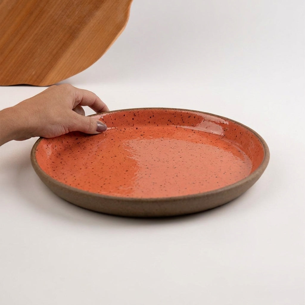 Bandeja redonda sem alça em cerâmica artesanal — tamanho 28CM, argila Flocos, esmalte Laranja Intenso