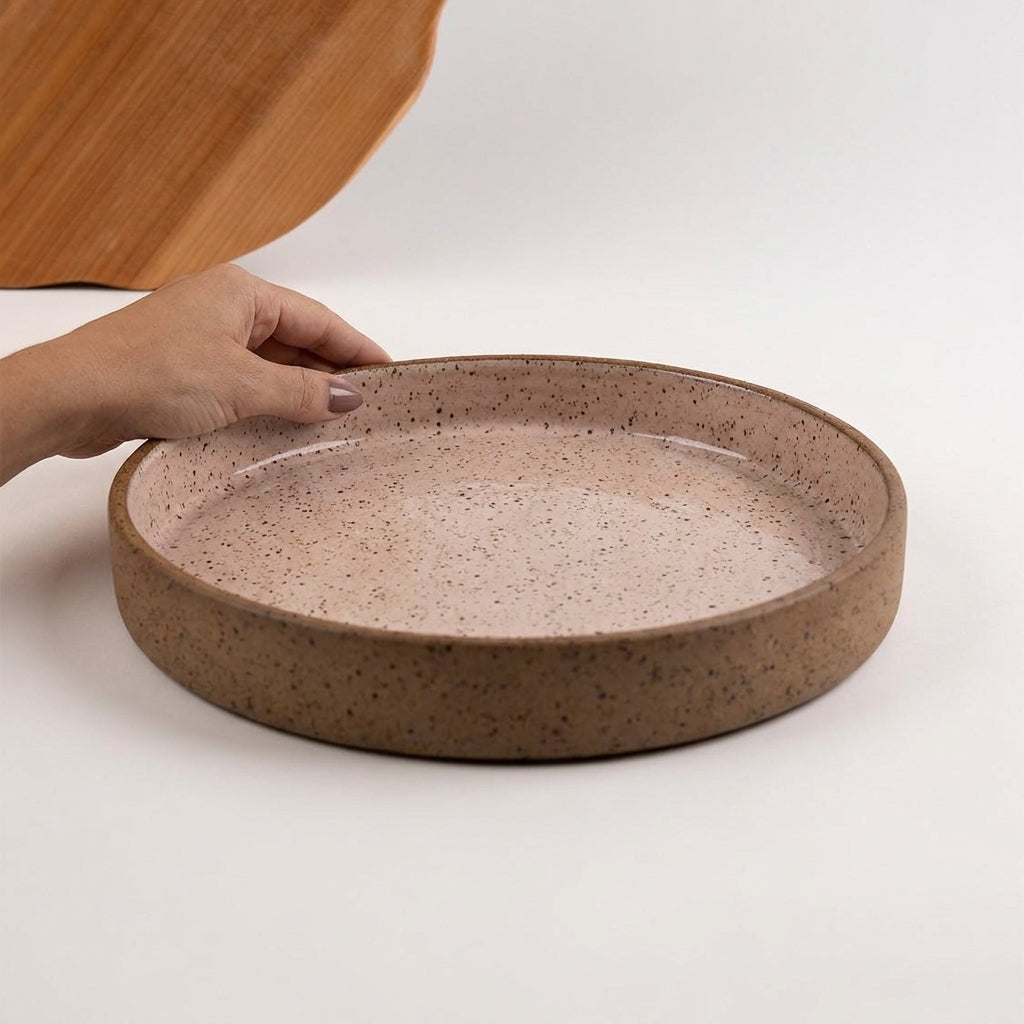 Bandeja redonda sem alça em cerâmica artesanal — tamanho 28CM, argila Flocos, esmalte Nude