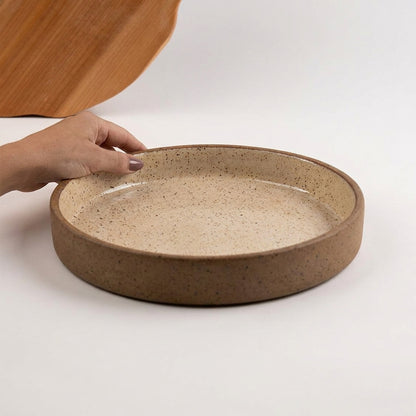 Bandeja redonda sem alça em cerâmica artesanal — tamanho 28CM, argila Flocos, esmalte Pedra Sabão