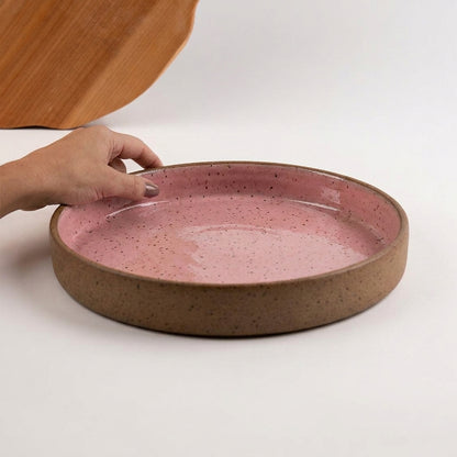 Bandeja redonda sem alça em cerâmica artesanal — tamanho 28CM, argila Flocos, esmalte Rosa Barbie