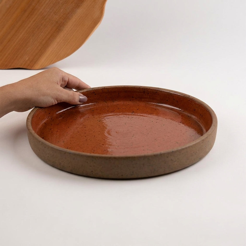 Bandeja redonda sem alça em cerâmica artesanal — tamanho 28CM, argila Flocos, esmalte Sol de Terracota