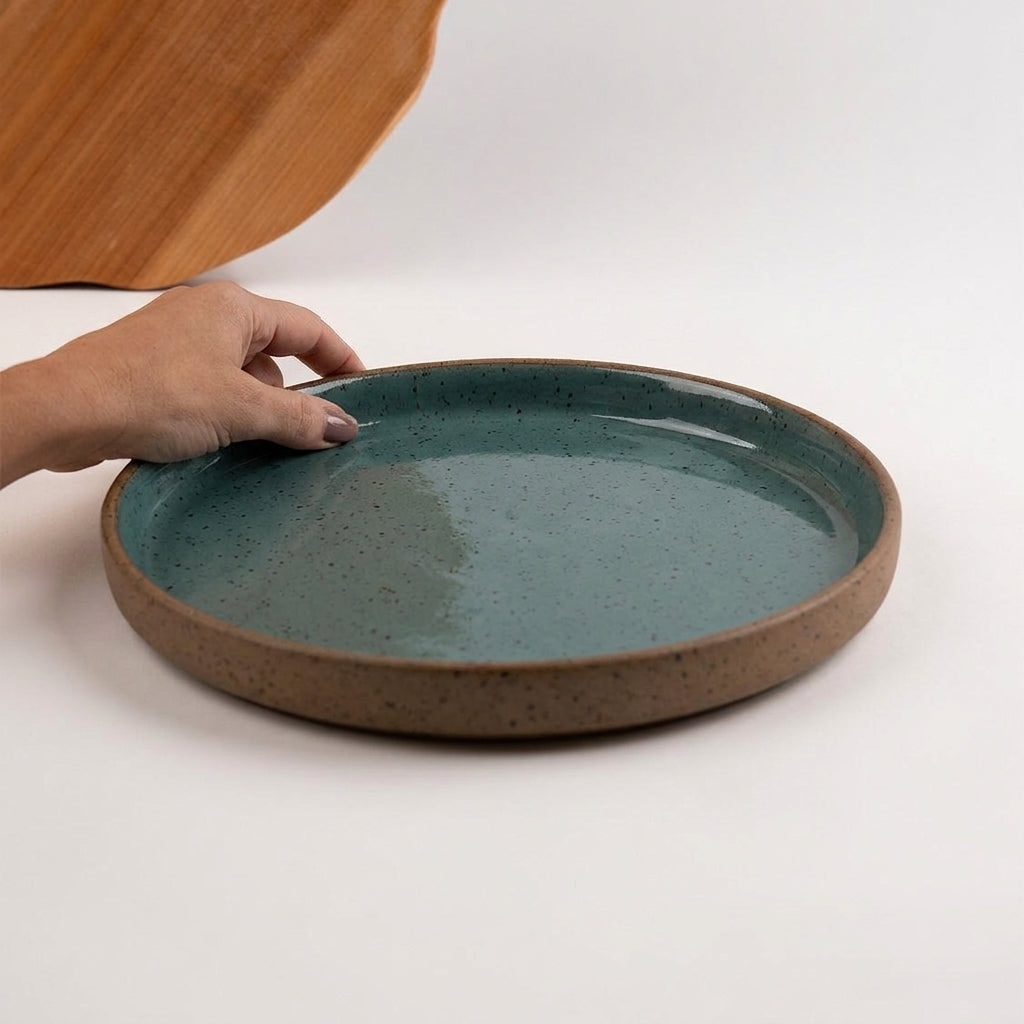 Bandeja redonda sem alça em cerâmica artesanal — tamanho 28CM, argila Flocos, esmalte Verde Exército