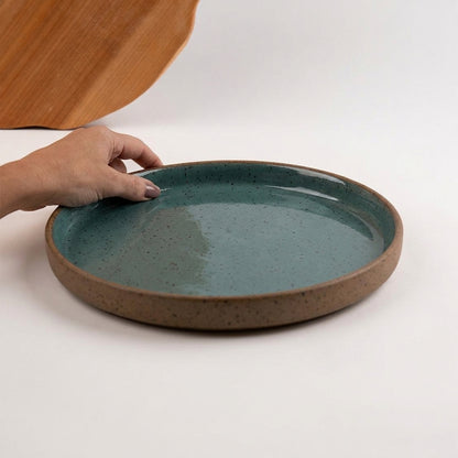Bandeja redonda sem alça em cerâmica artesanal — tamanho 28CM, argila Flocos, esmalte Verde Exército