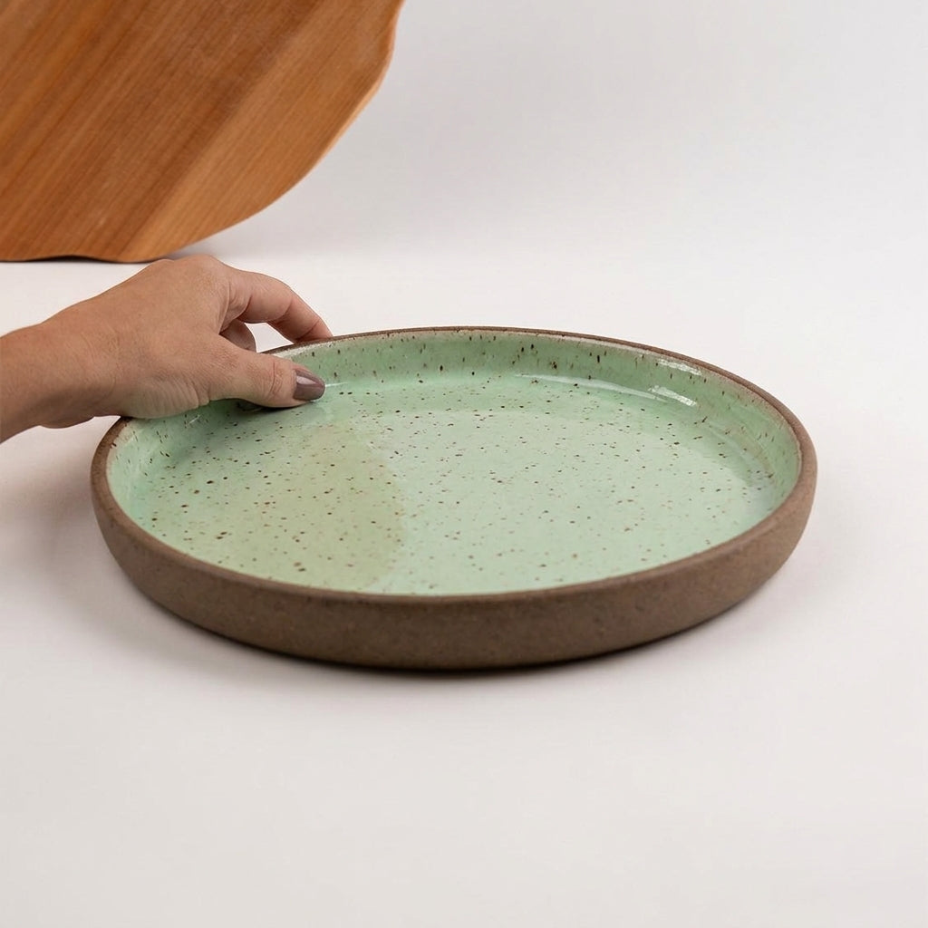 Bandeja redonda sem alça em cerâmica artesanal — tamanho 28CM, argila Flocos, esmalte Verde Menta
