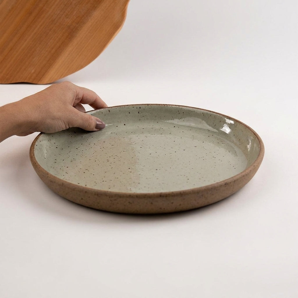Bandeja redonda sem alça em cerâmica artesanal — tamanho 28CM, argila Flocos, esmalte Verde Pompeia