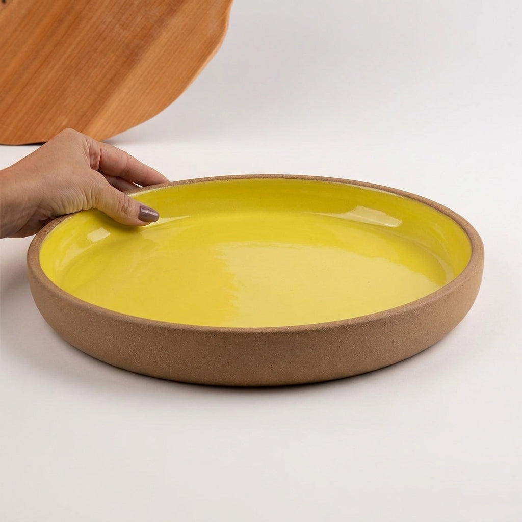 Bandeja redonda sem alça em cerâmica artesanal — tamanho 32CM, argila Cappuccino, esmalte Amarelo Intenso